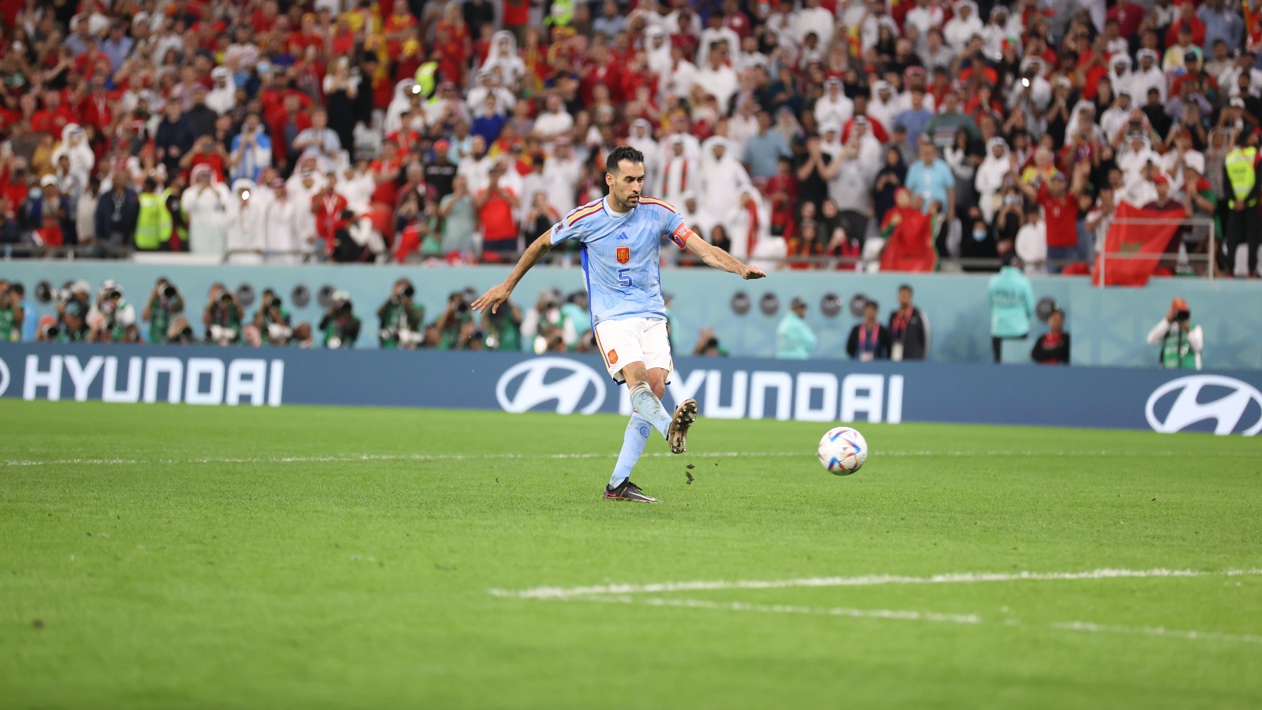 Busquets tirando un penalti ante Marruecos (Getty)