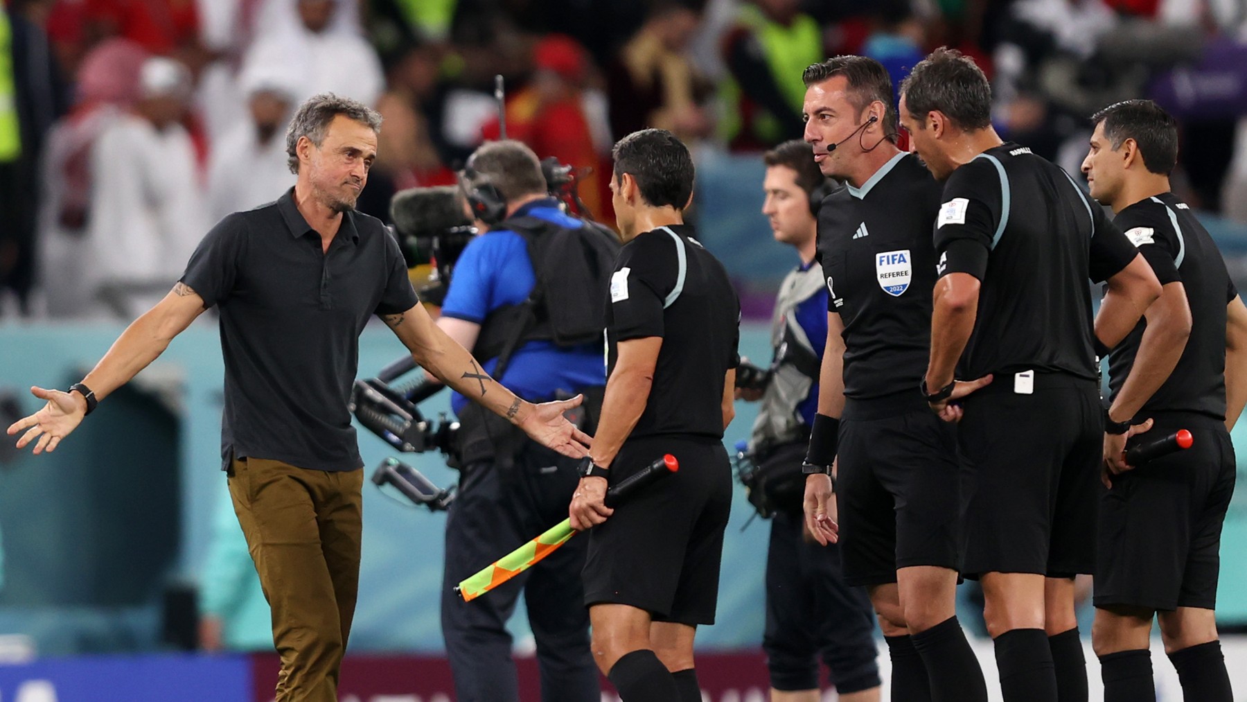 Luis Enrique dialoga con los árbitros tras la eliminación de España (Getty)