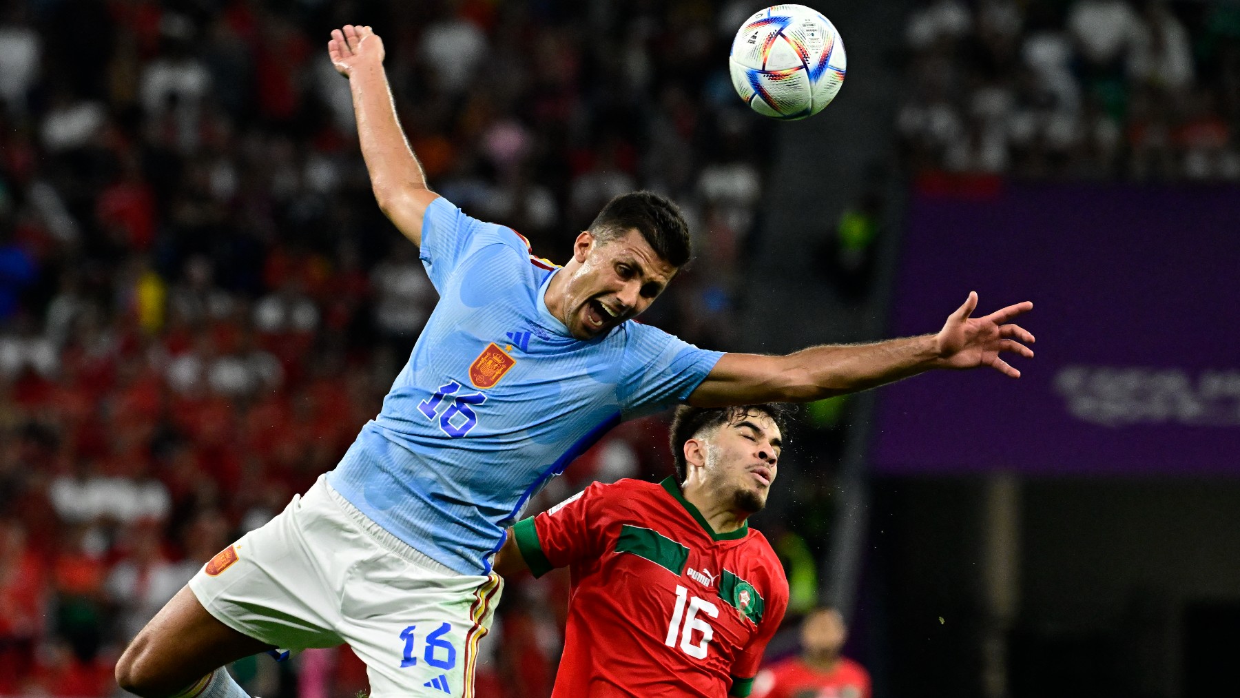 Rodri Hernández disputa un balón durante el España-Marruecos. (AFP)