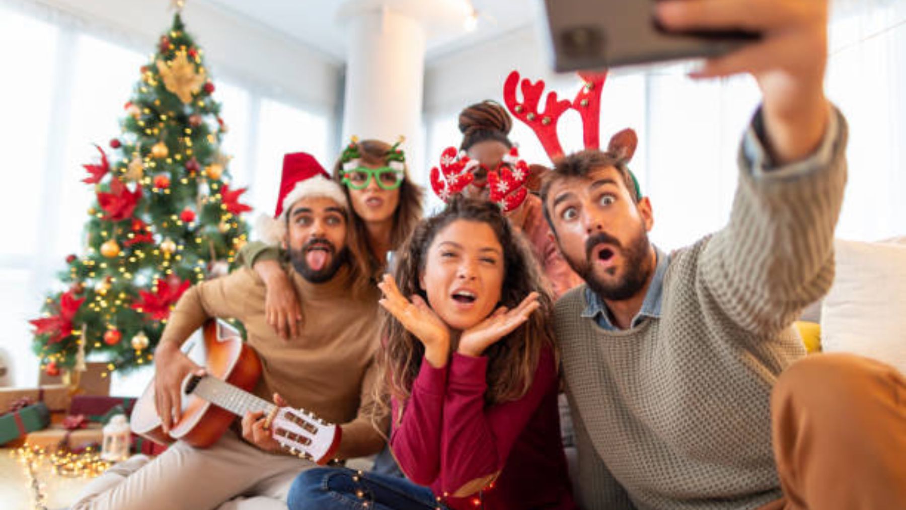 Descubre las tradiciones navideñas que puedes hacer con amigos