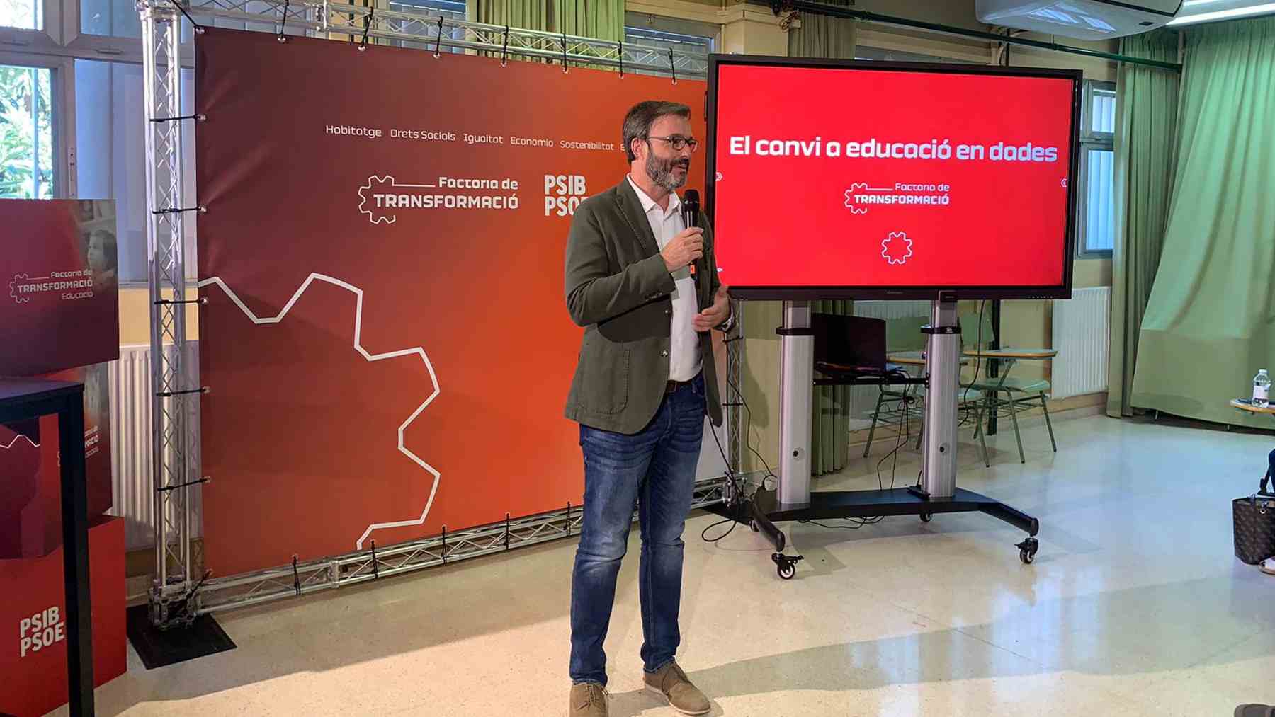 El alcalde de Palma, José Hila, en un acto del PSIB-PSOE, defendiendo la educación exclusivamente en catalán en Baleares.