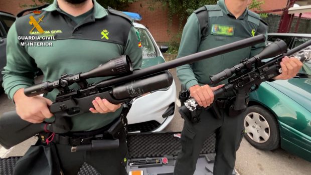 La Guardia Civil detiene a un hombre por disparar con armas de aire comprimido a un colegio y viviendas