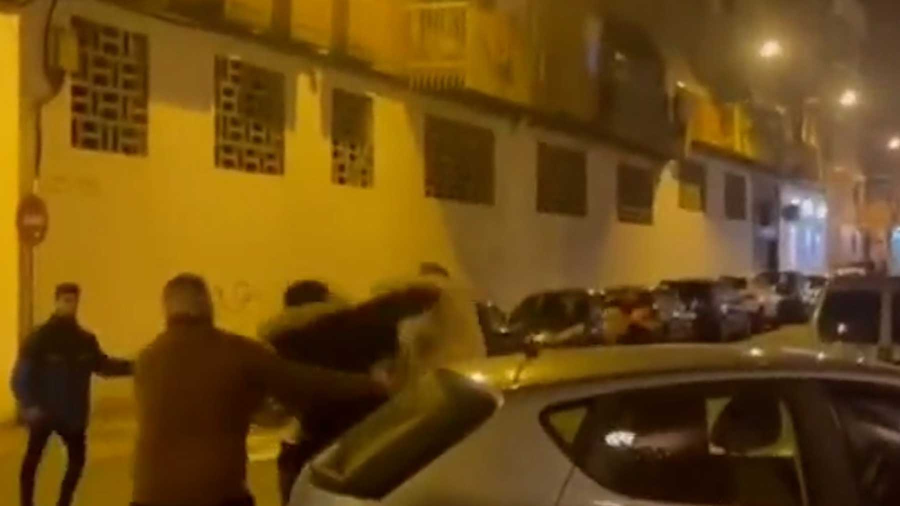 Pelea a puñetazos en plena calle entre aficionados marroquíes y españoles en Málaga.