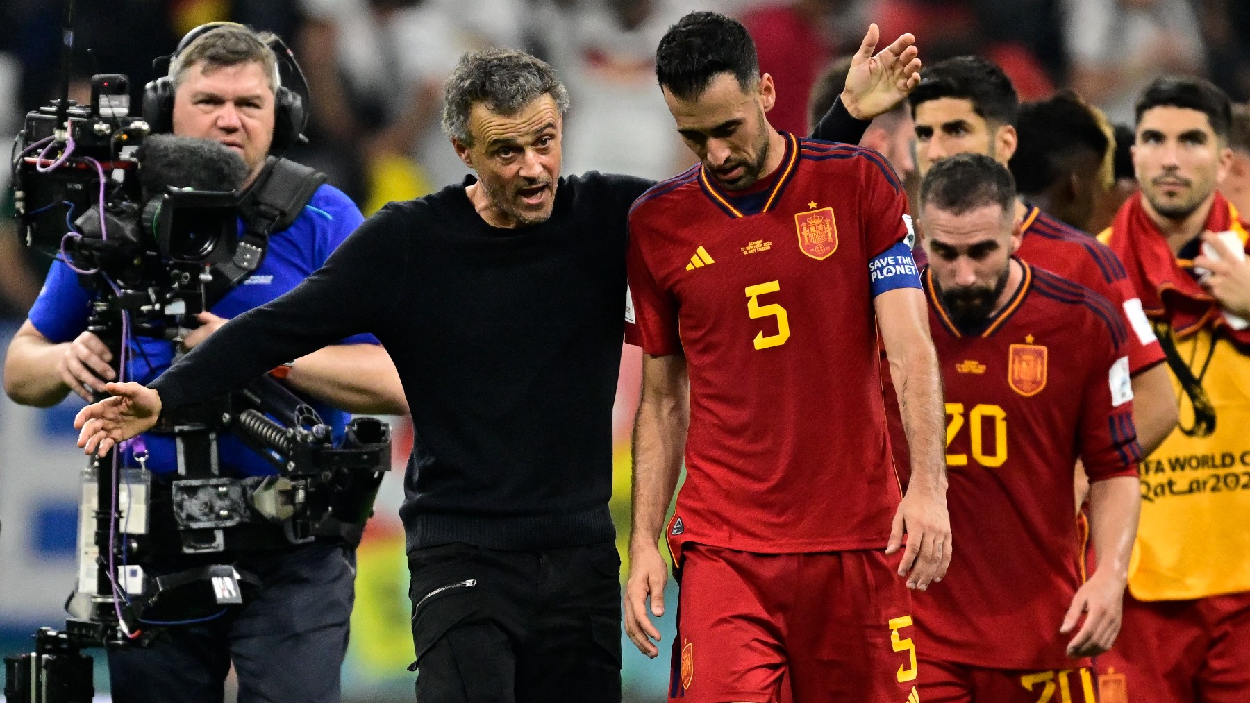 Luis Enrique habla con el capitán Busquets tras un partido del Mundial. (AFP)