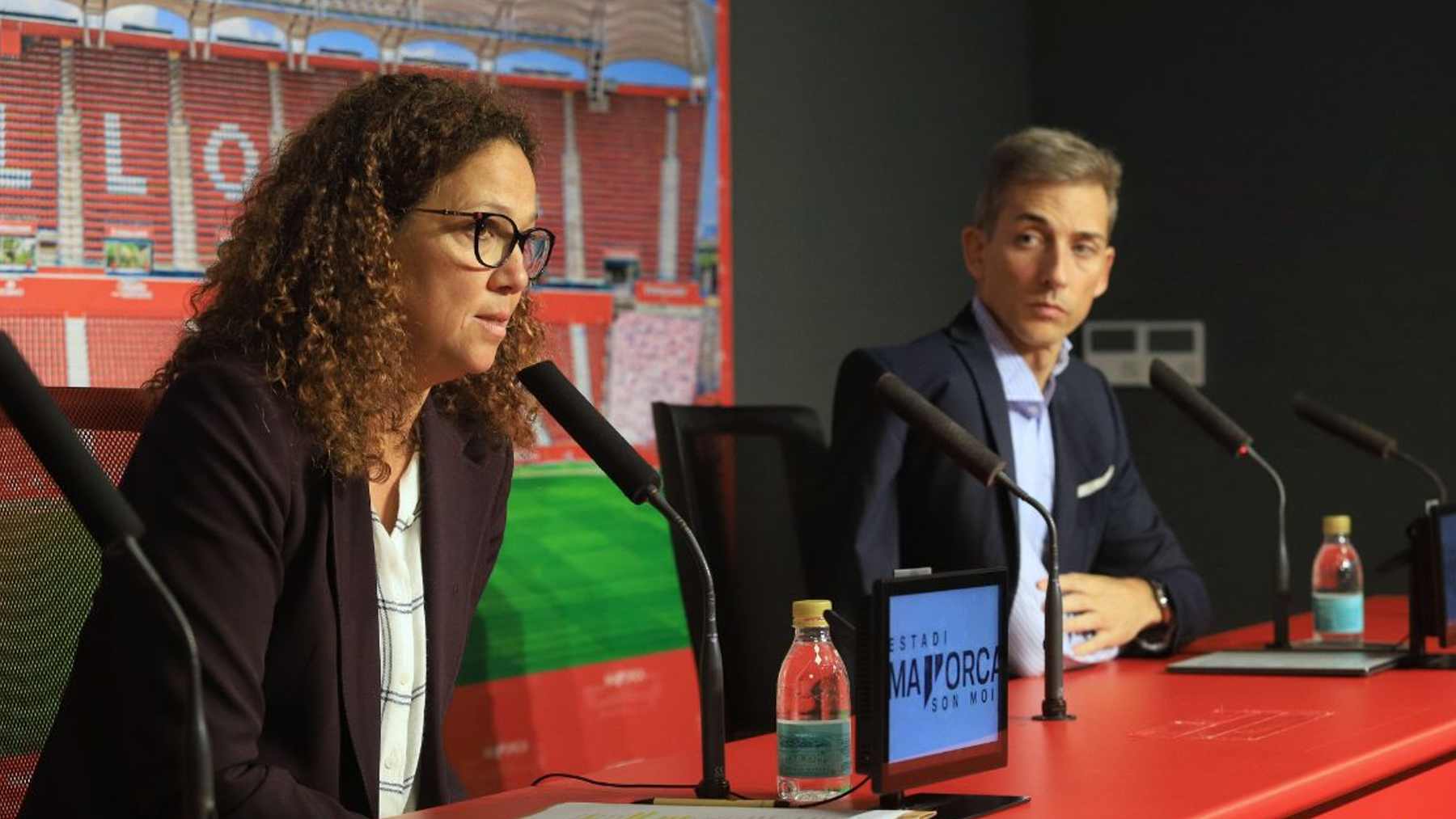 La presidenta socialista del Consell de Mallorca, Catalina Cladera con el CEO de negocio del RCD Mallorca, Alfonso Díaz.