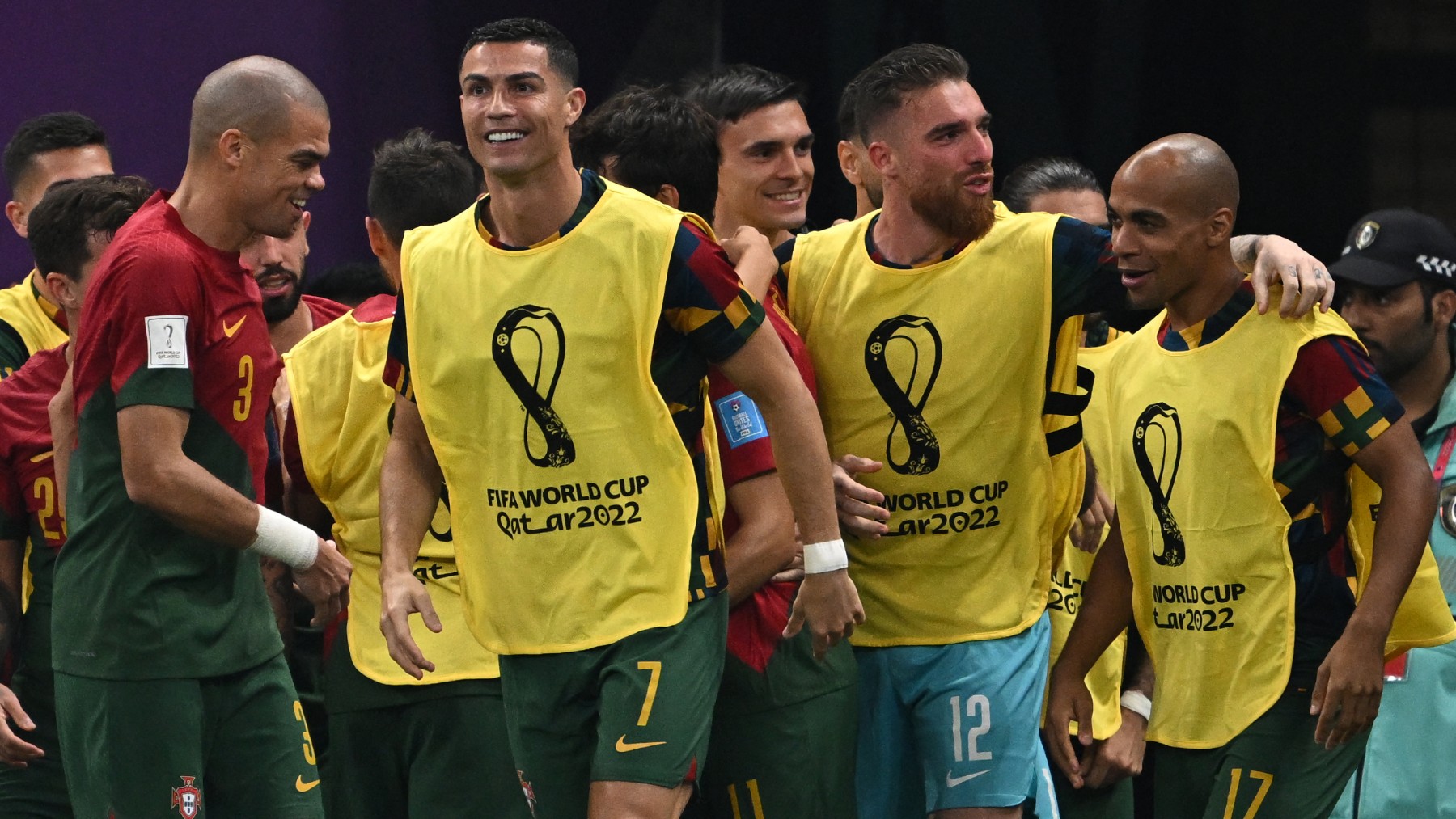 Cristiano Ronaldo celebra un gol de Portugal junto a sus compañeros. (AFP)