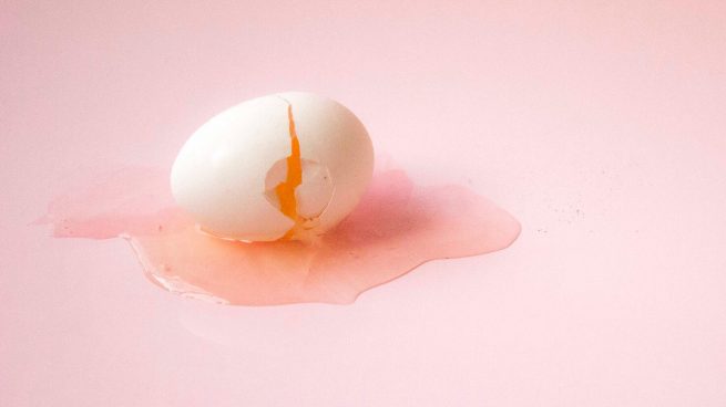 El peligroso motivo por el que nunca debes romper la cáscara del huevo en el plato o en la sartén