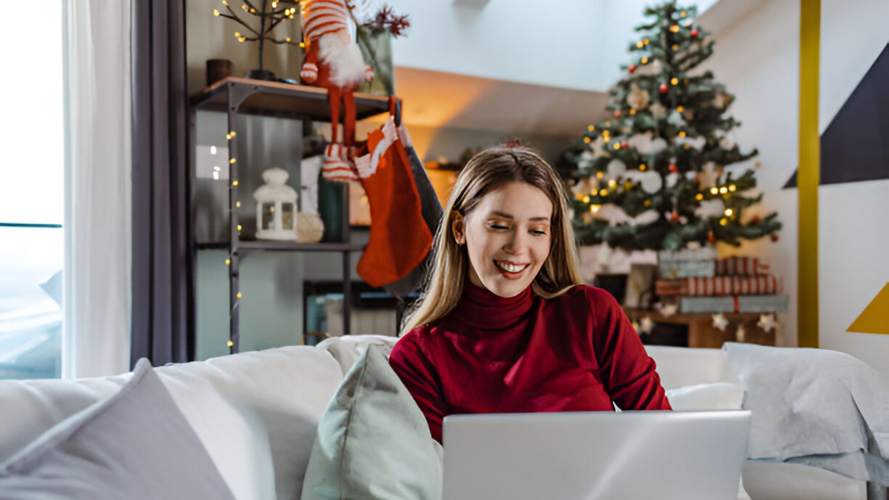 Mujer con portátil y su decoración de Navidad.