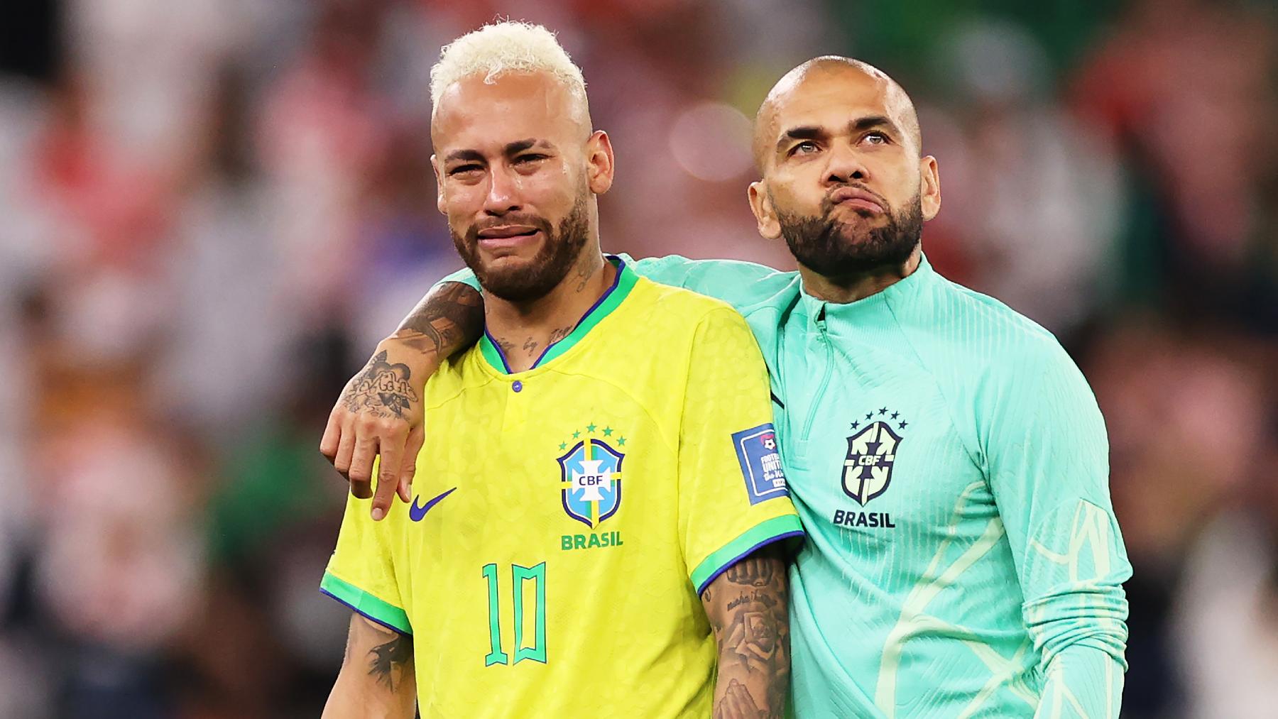 Alves y Neymar, tras la eliminación de Brasil a manos de Croacia. (Getty)