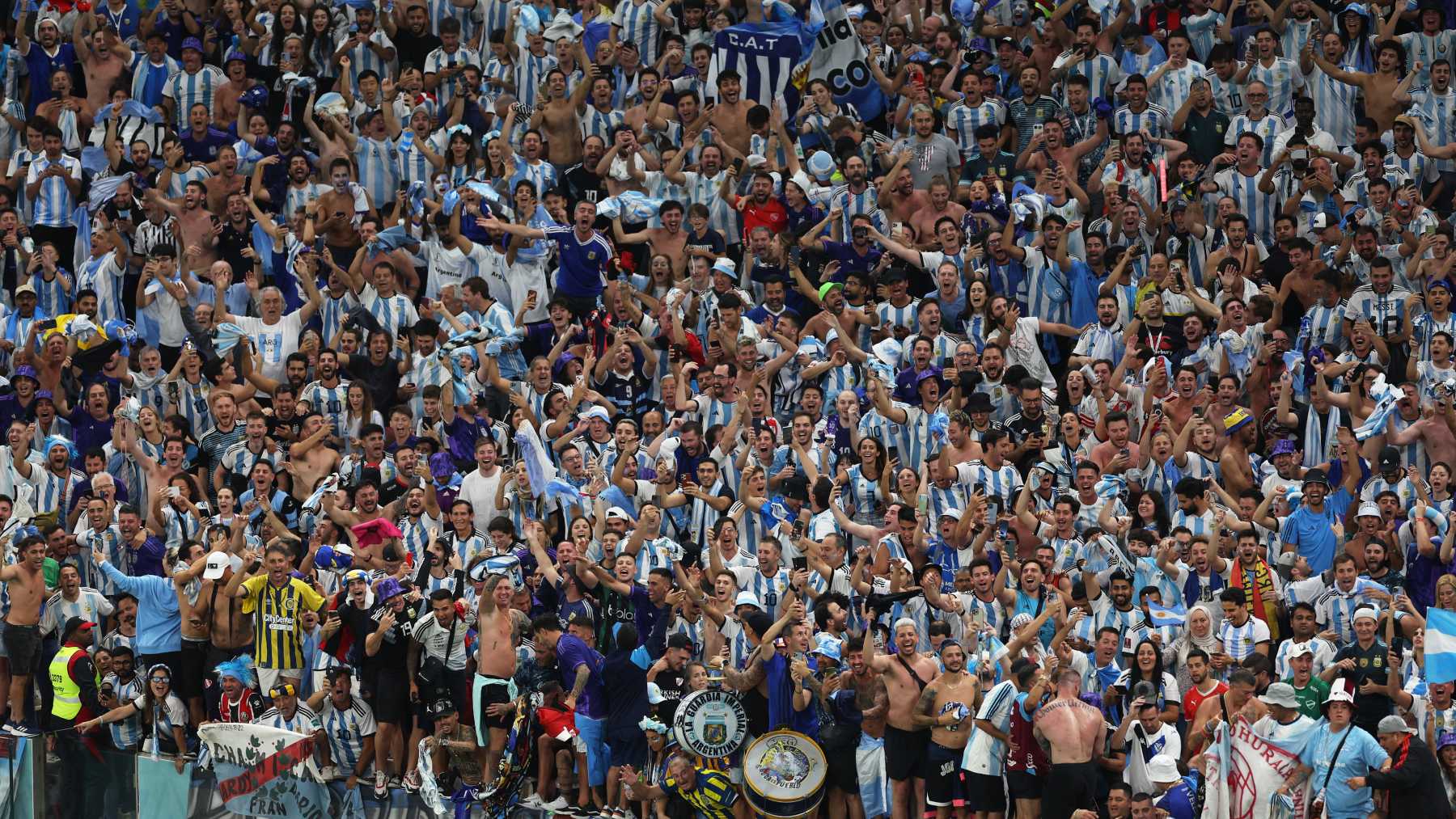 Aficionados argentinos celebran el penalti de Lautaro. (Getty)