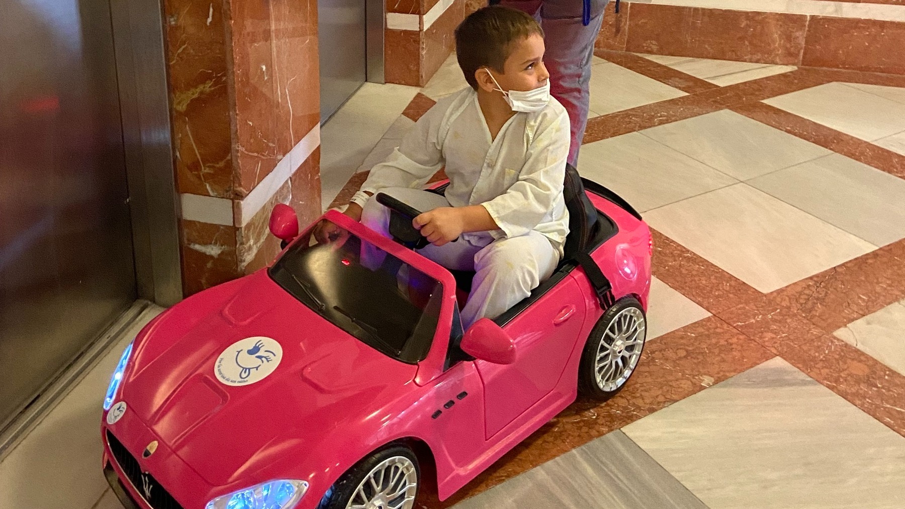 detalles medio cansado Un coche teledirigido llevará a los niños al quirófano en el Hospital de Puerto  Real (Cádiz)