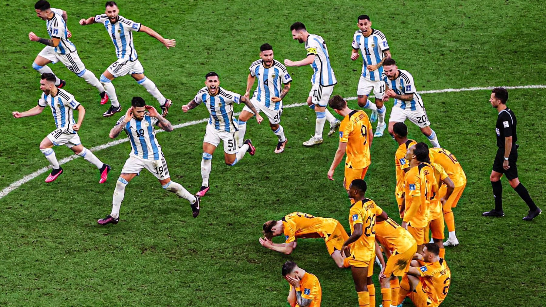 Los jugadores de Argentina celebran el pase en la cara de los jugadores holandeses (AFP)