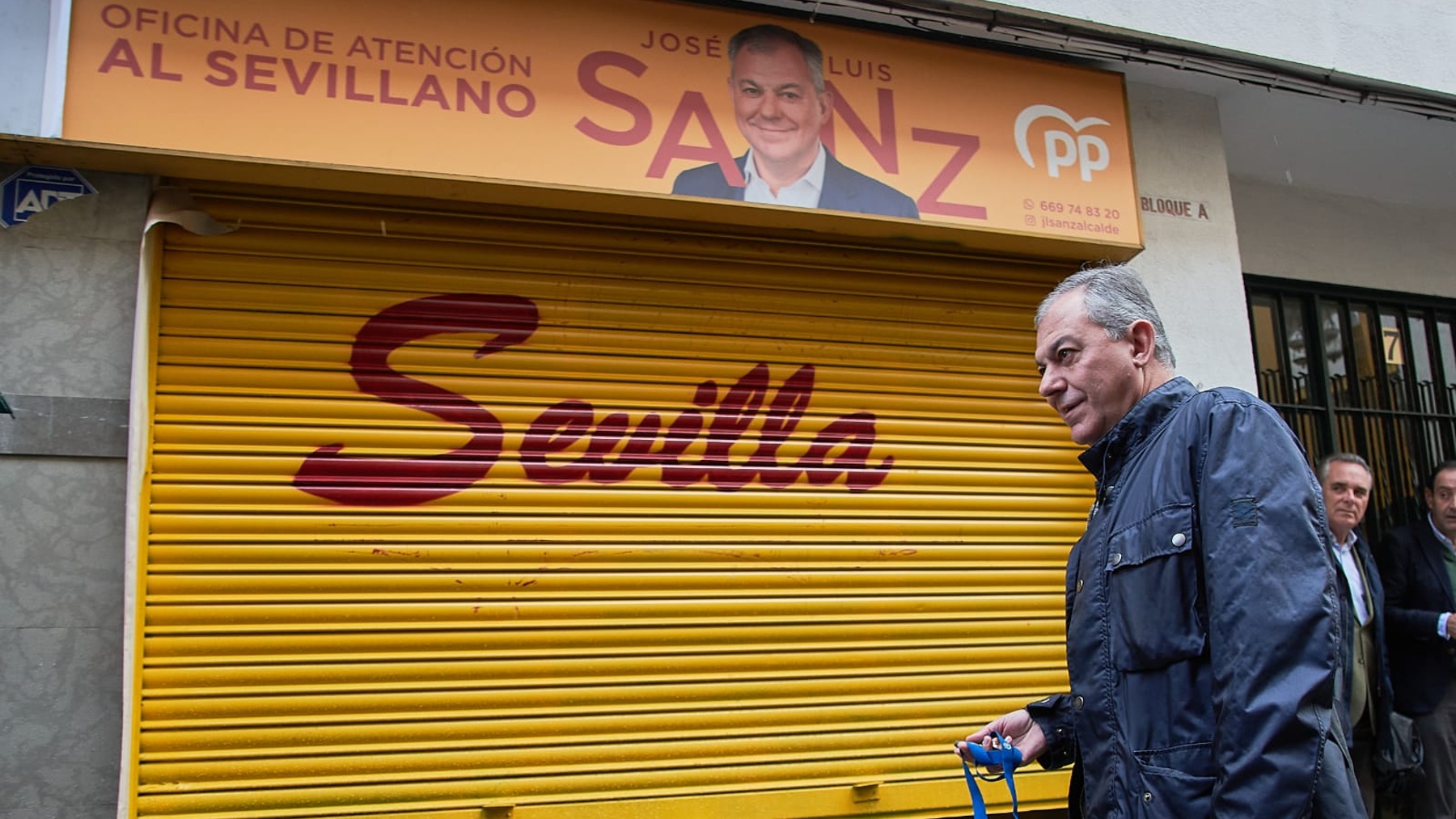 José Luis Sanz, candidato del PP a la Alcaldía de Sevilla, frente a la sede que utilizará en campaña (PP).