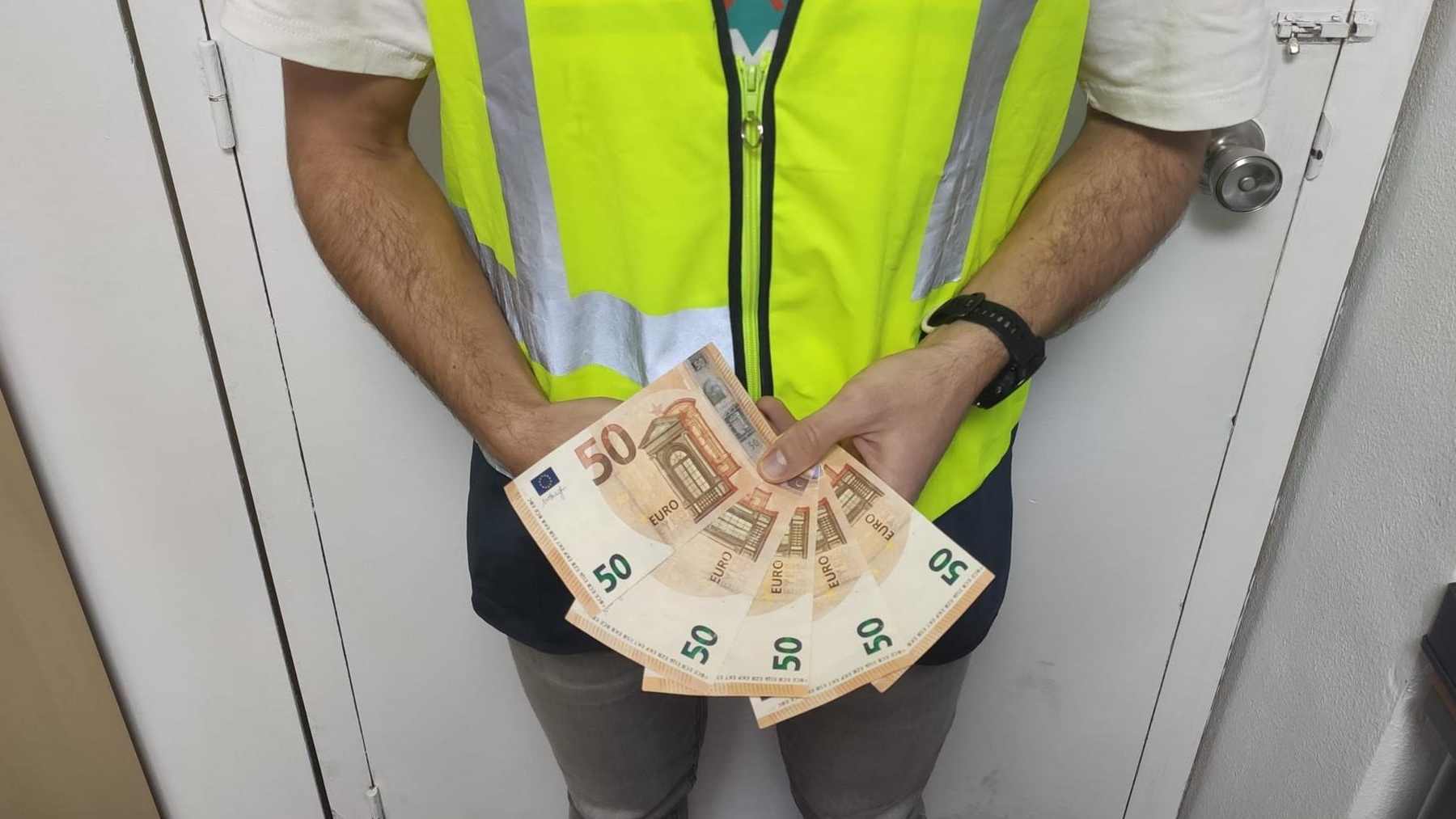 Un agente de la Policía muestra los billetes falsos. POLICÍA NACIONAL