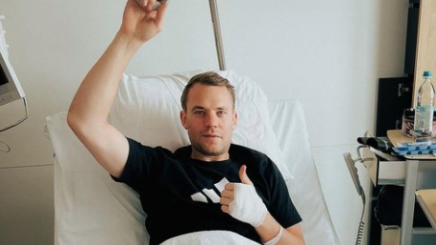 Neuer, en el hospital. (Instagram)