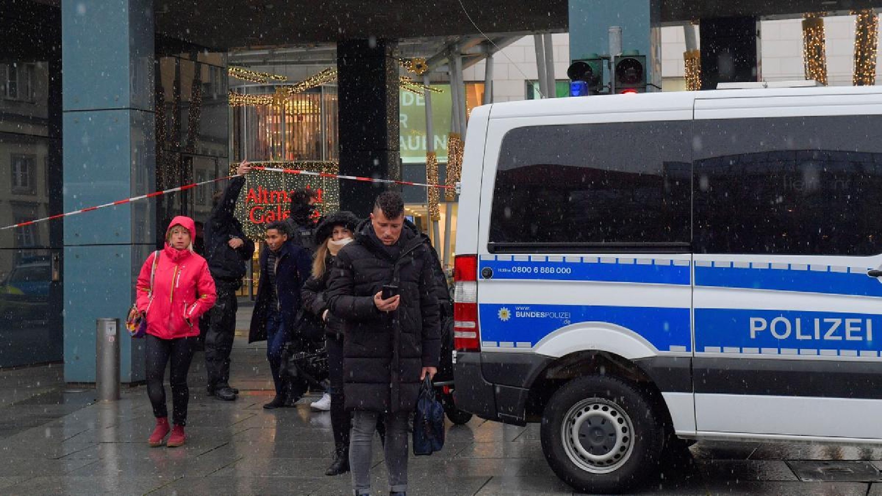 Público evacuado por la policía en un mercado navideño en Dresden, Alemania (Reuters)