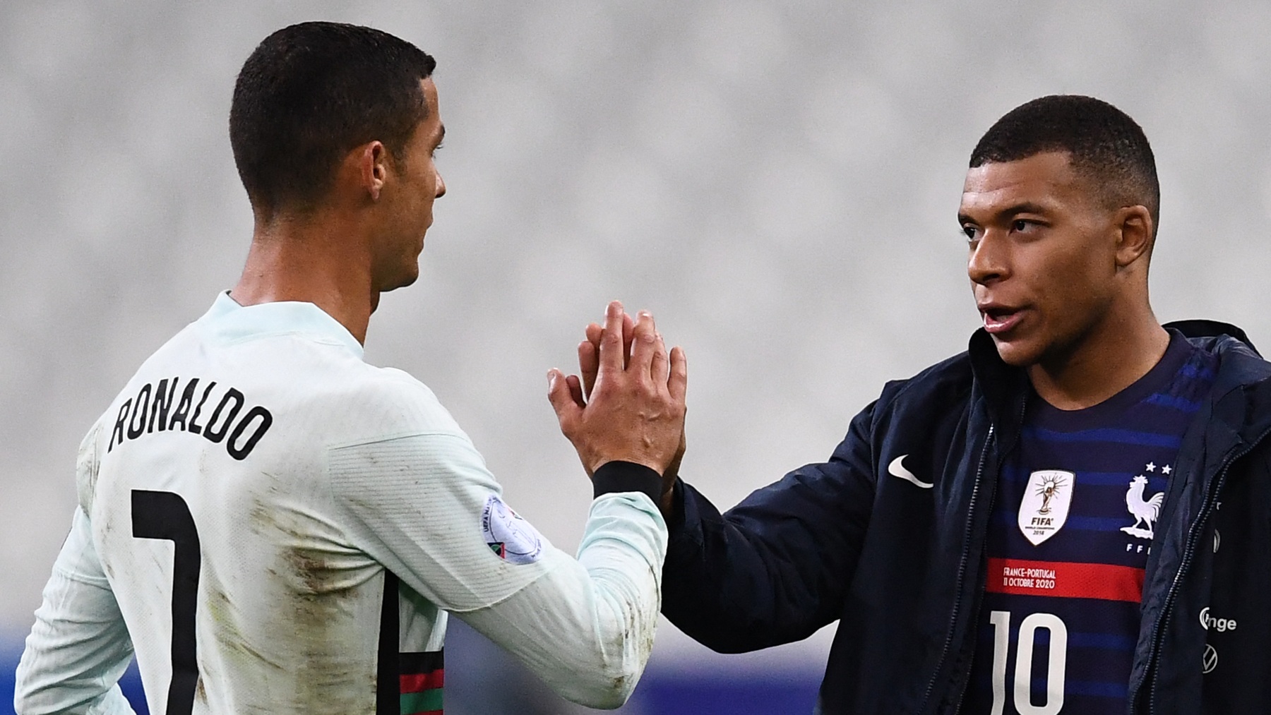 Cristiano y Mbappé se saludan en un Portugal-Francia. (AFP)