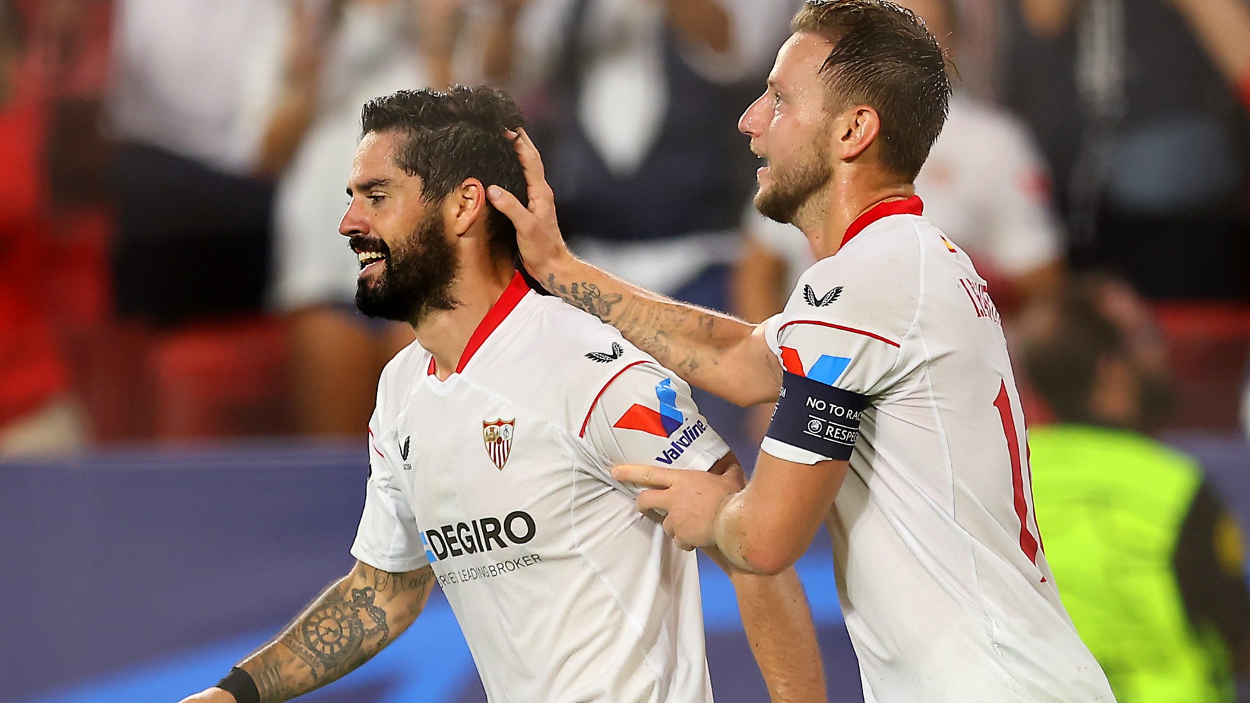 Rakitic celebra un gol con Isco. (Getty)