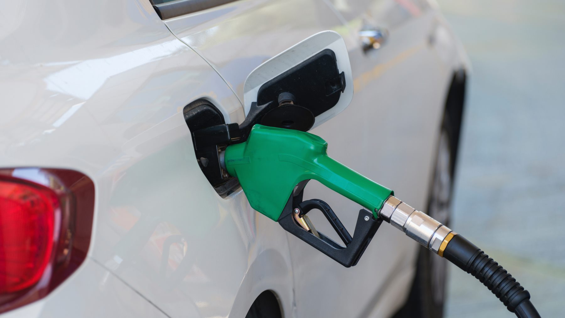 El precio de la gasolina cae hasta un 3%.