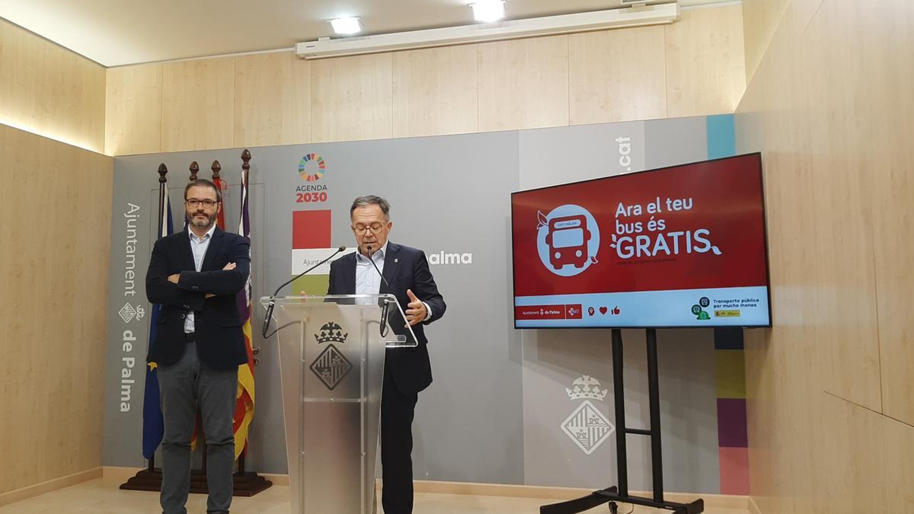 El conseller de Movilidad, Josep Marí, y el alcalde de Palma, José Hila, presentando este mediodía la medida.