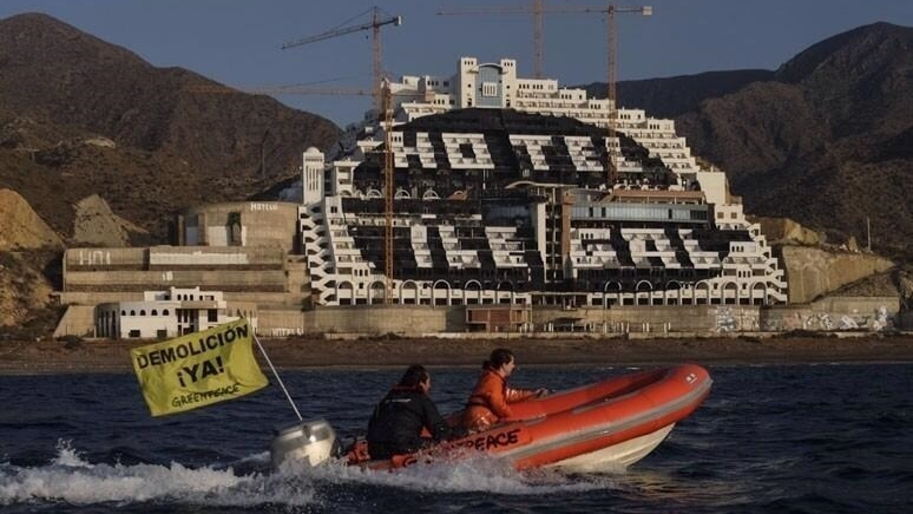 Hotel de El Algarrobico tras una pintada realizada por Greenpeace.