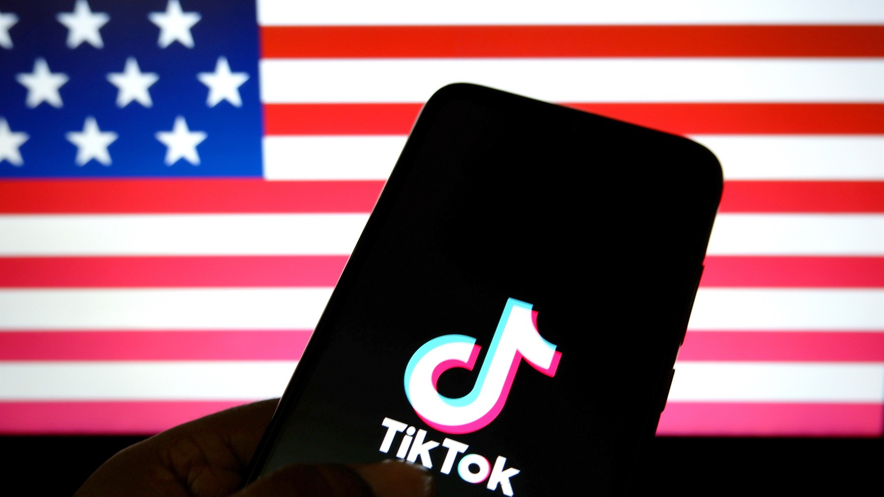 Logotipo de TikTok sobre un fondo con la bandera de Estados Unidos (Foto_ EP).