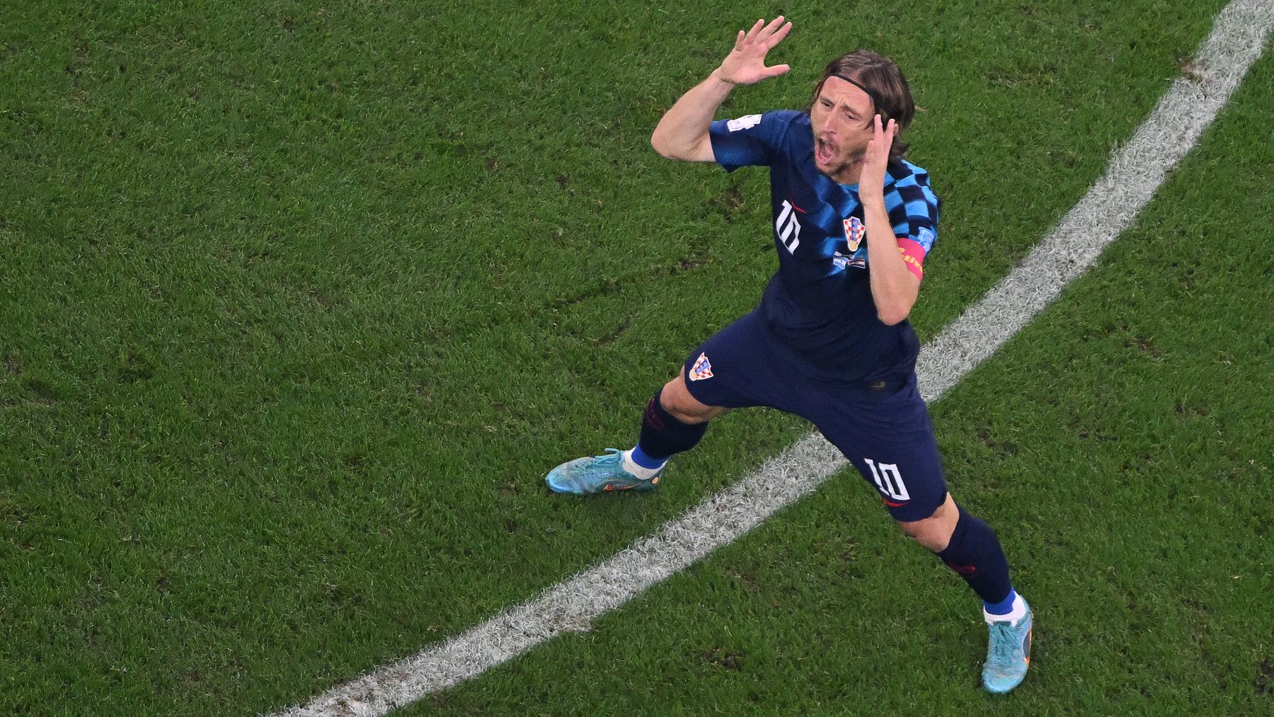 Luka Modric reacciona tras el penalti señalado a Argentina. (AFP)