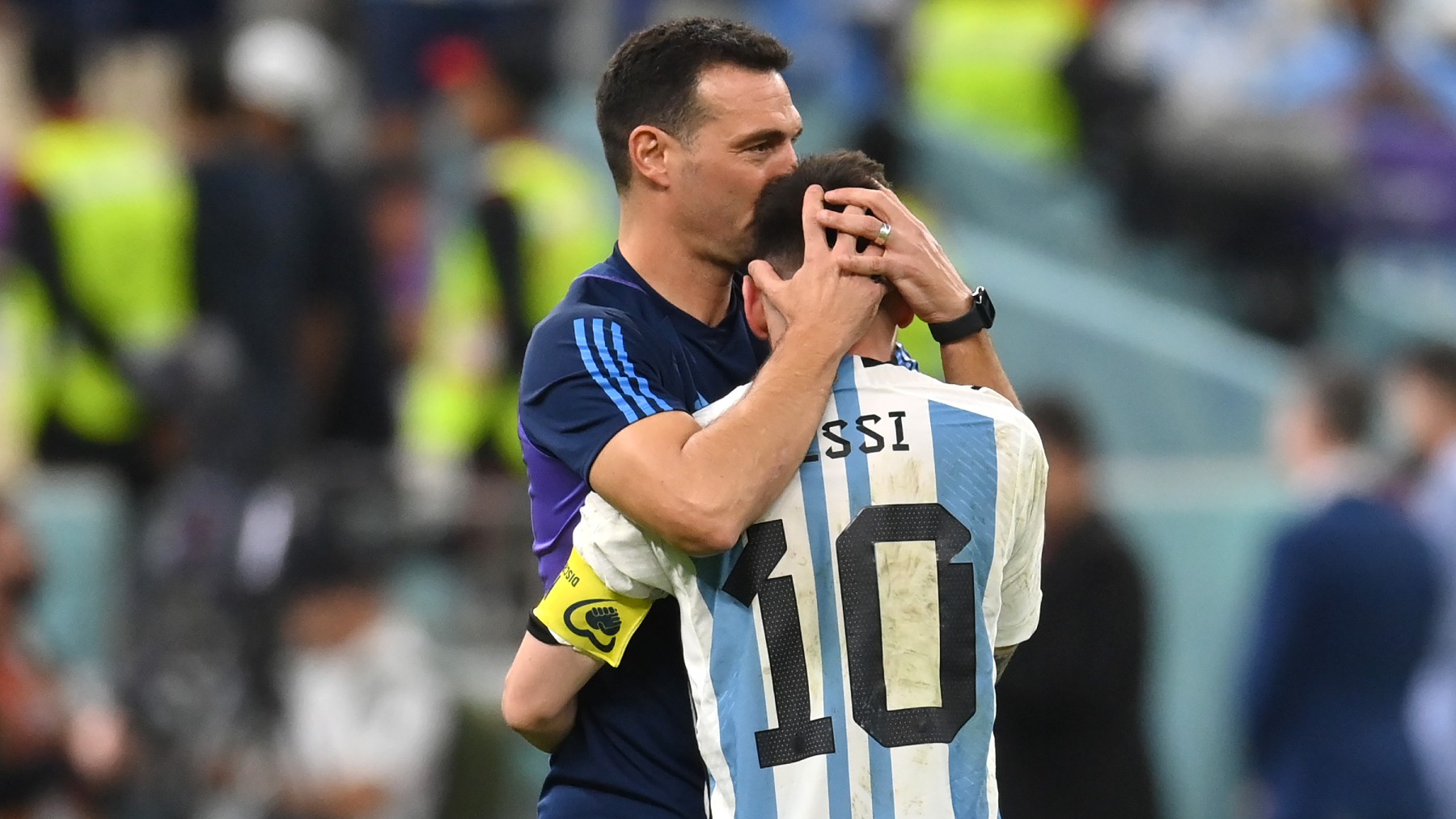 Scaloni y Messi se abrazan tras la victoria de Argentina contra Croacia. (Getty)