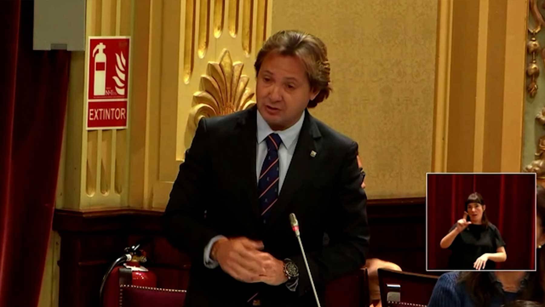 Jorge Campos, líder de Vox, durante su intervención en el Parlament.
