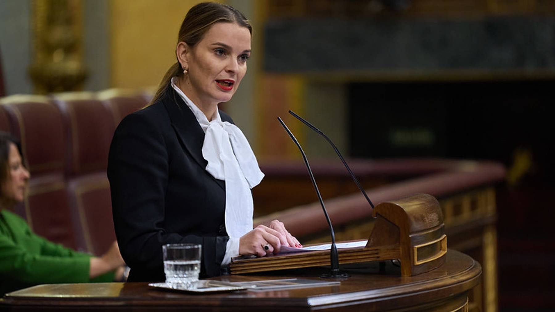 Marga Prohens dirigiéndose a la ministra Montero desde la tribuna del Congreso de los Diputados.