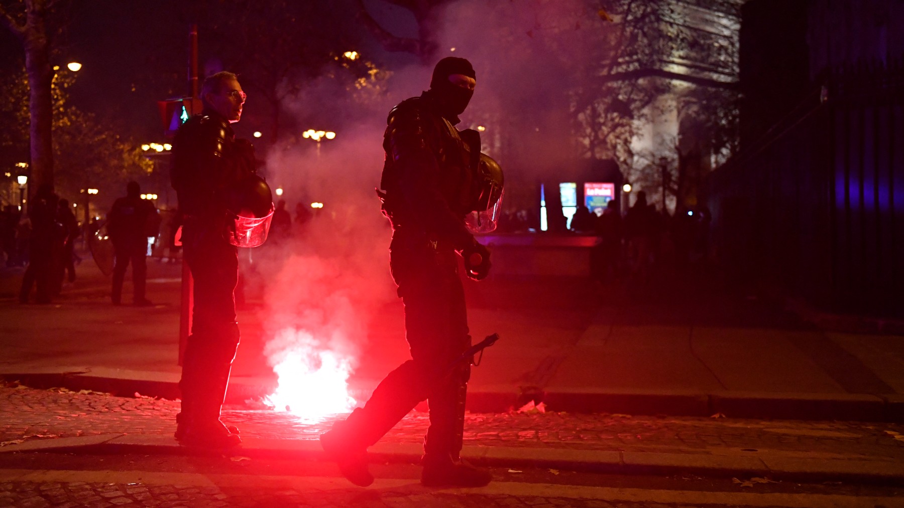 Dos agentes de la policía francesa en las calles de París. (AFP)
