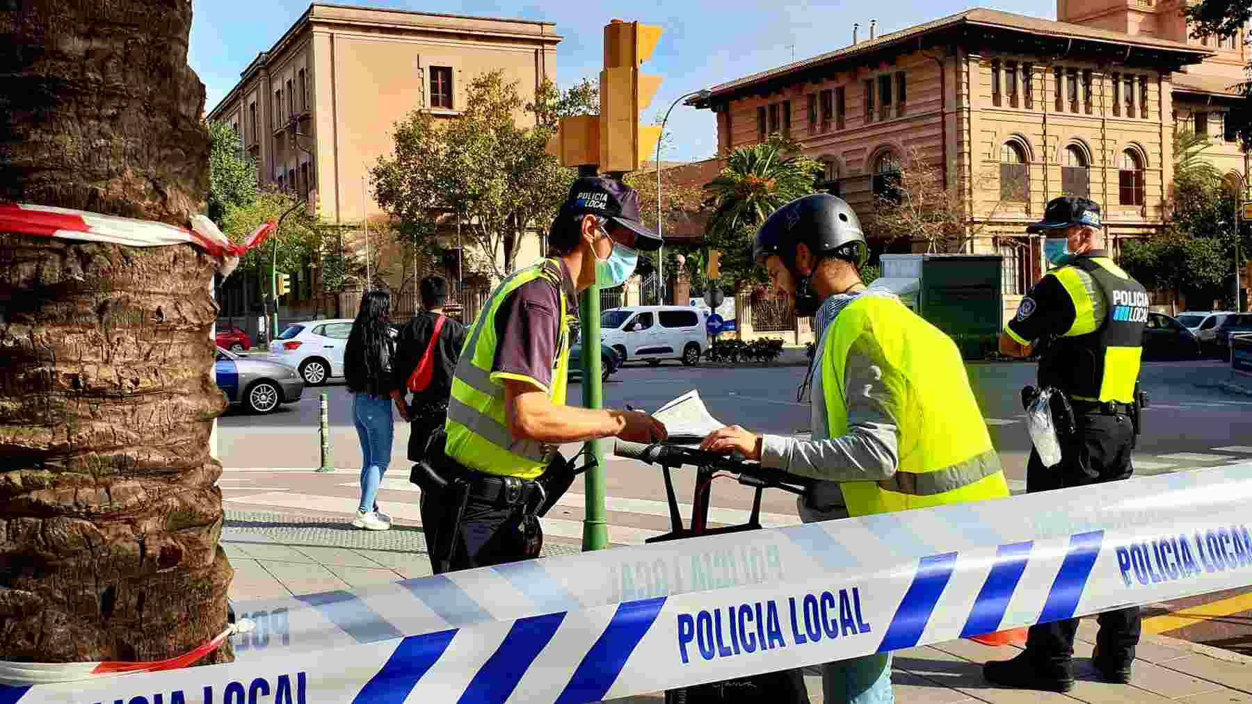 La Policía Local, durante un control de patinetes eléctricos en Palma.