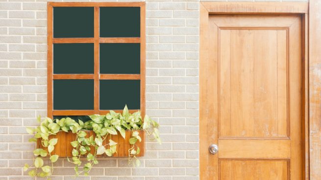 El truco para limpiar las puertas de madera de casa rápidamente