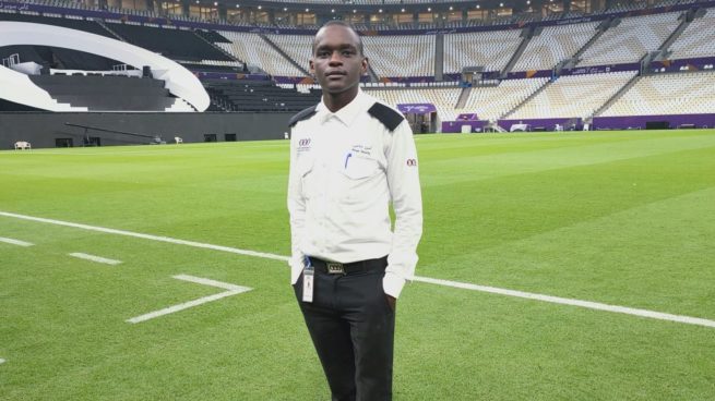 John Njau Kibue, guardia en el partido de Argentina - Holanda