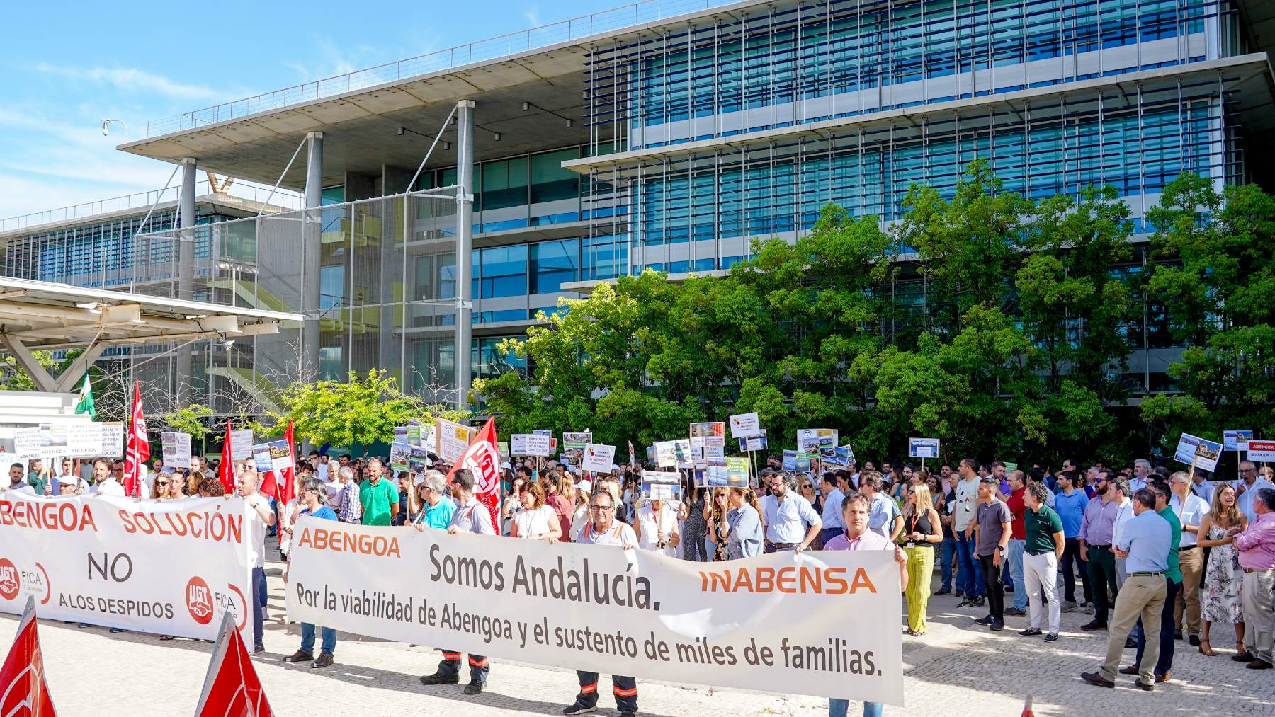 Concentración de trabajadores de Abengoa en la sede del grupo en Sevilla, el pasado mes de junio. EP
