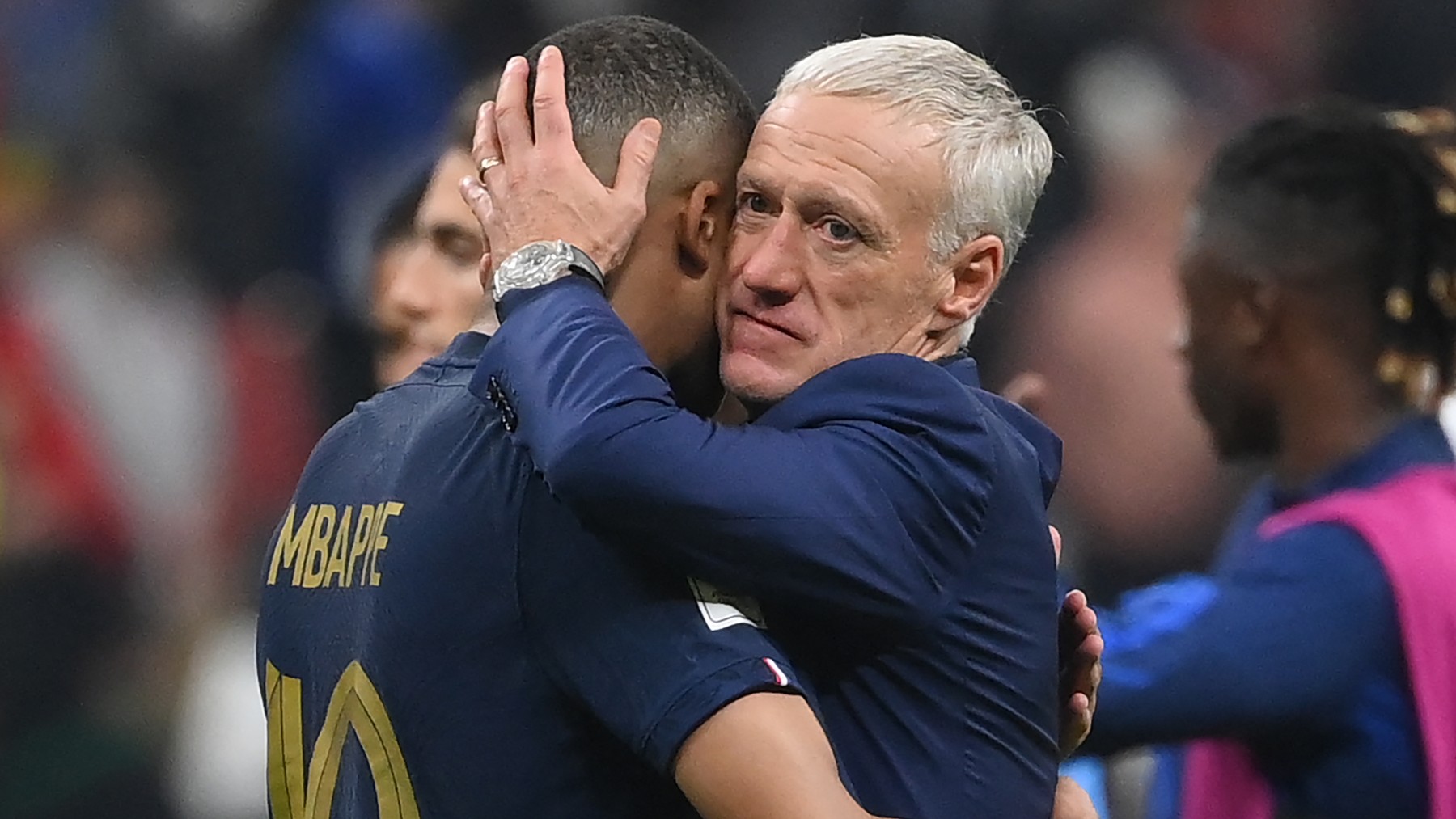 Deschamps se abraza con Mbappé tras clasificarse para la final del Mundial. (AFP)