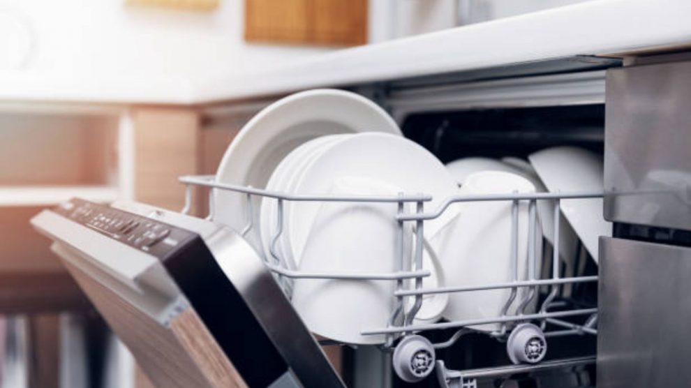 Cómo limpiar tu lavavajillas, ✨ Limpiar tu lavavajillas correctamente te  asegura un buen resultado en el lavado de tus platos, vasos, etc. 📅 Si lo  usas a diario, te recomendamos, By Mercadona
