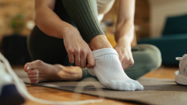 El truco para quitar las manchas de los calcetines blancos (y no es la lejía)