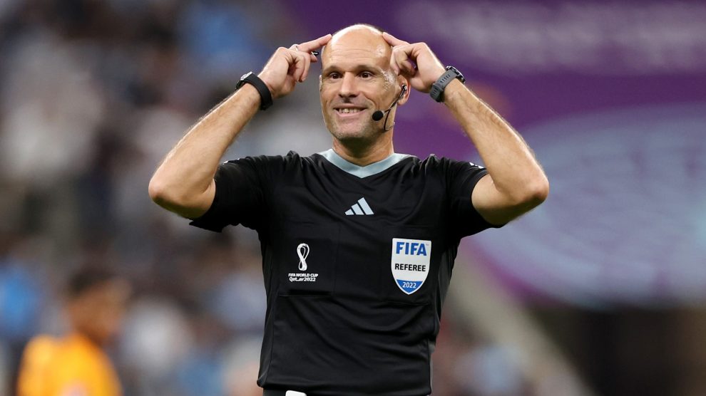 Mateu Lahoz el árbitro protagonista en Qatar 2022: 17 tarjetas amarillas en  un partido