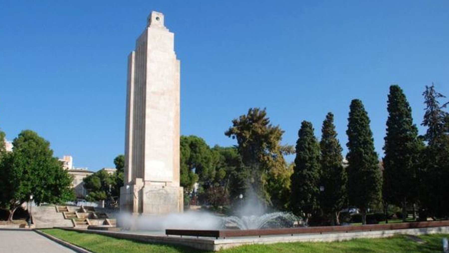 Monumento de homenaje a los fallecidos en el hundimiento del crucero Baleares en la plaza de Sa Feixina, Palma.