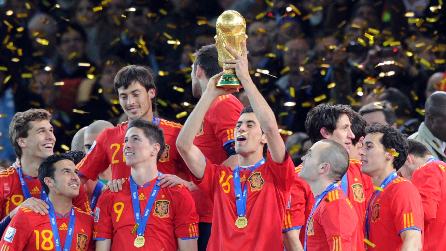 Busquets levantando la Copa del Mundo. (AFP)
