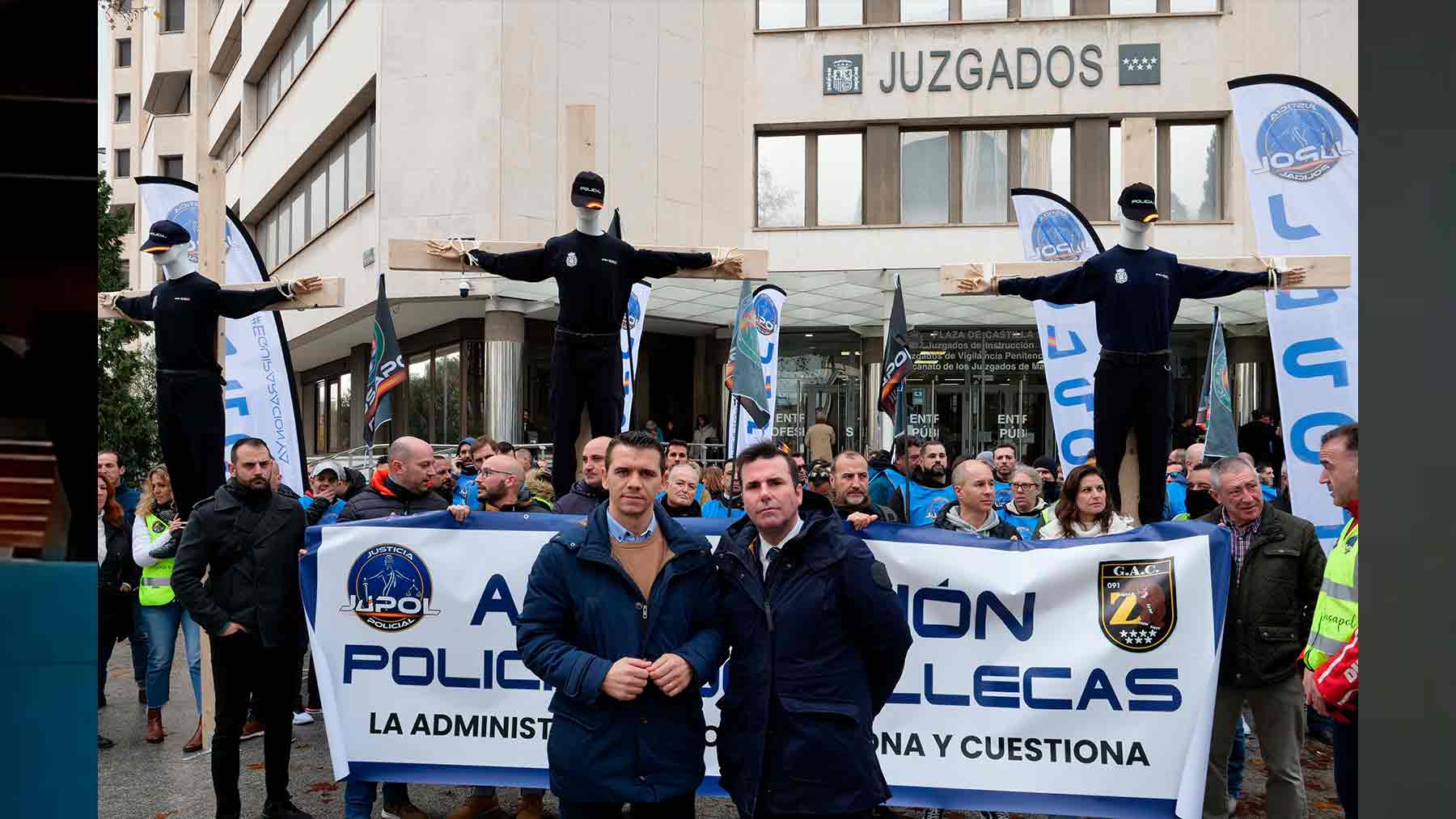 Policías se manifiestan a las puertas del juzgado de Plaza de Castilla