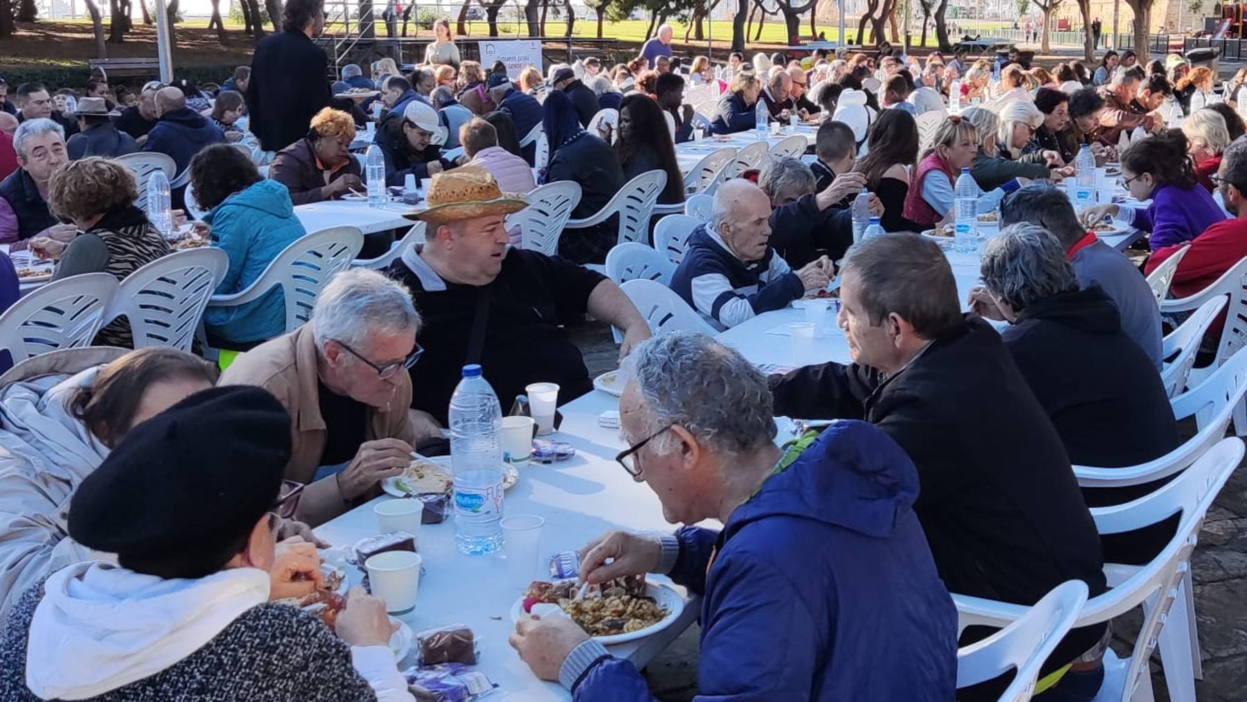 Unas 300 personas sin hogar han participado en el almuerzo organizado por la Iglesia de Mallorca.