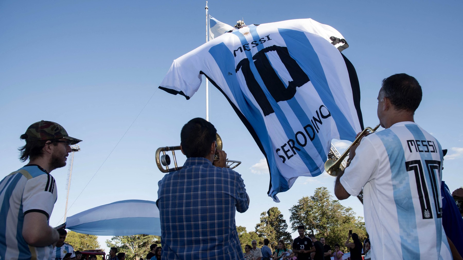 Aficionados argentinos, con la camiseta de Messi. (AFP)
