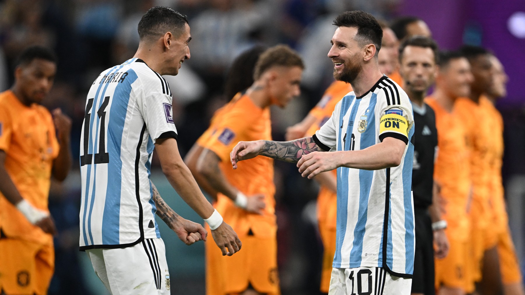 Di María y Messi celebran la clasificación de Argentina contra Holanda. (AFP)
