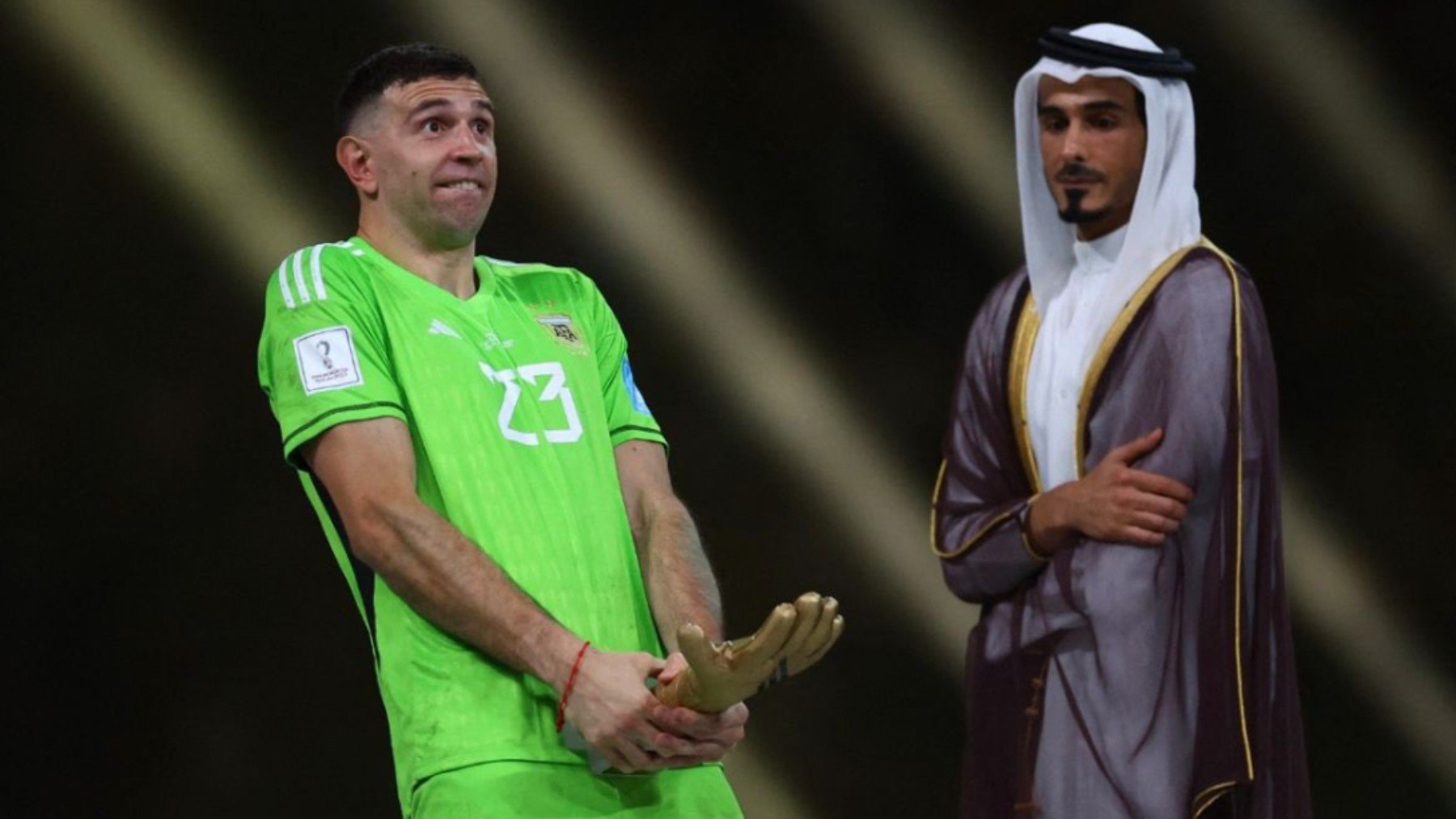 La celebración del ‘Dibu’ Martínez tras recibir el Guante de Oro del Mundial de Qatar 2022.