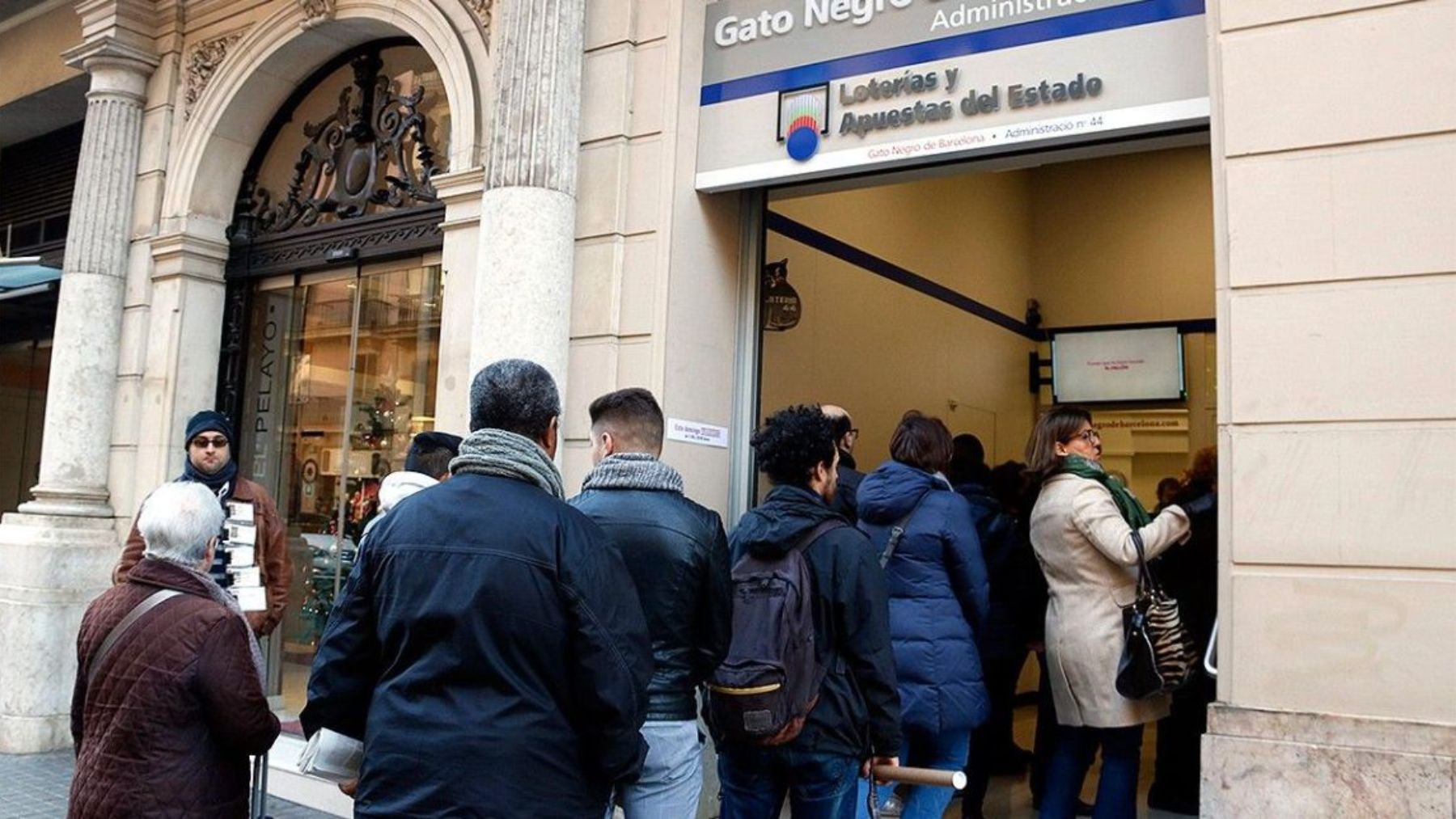 Colas en el Gato Negro de Barcelona (Foto: ACN).