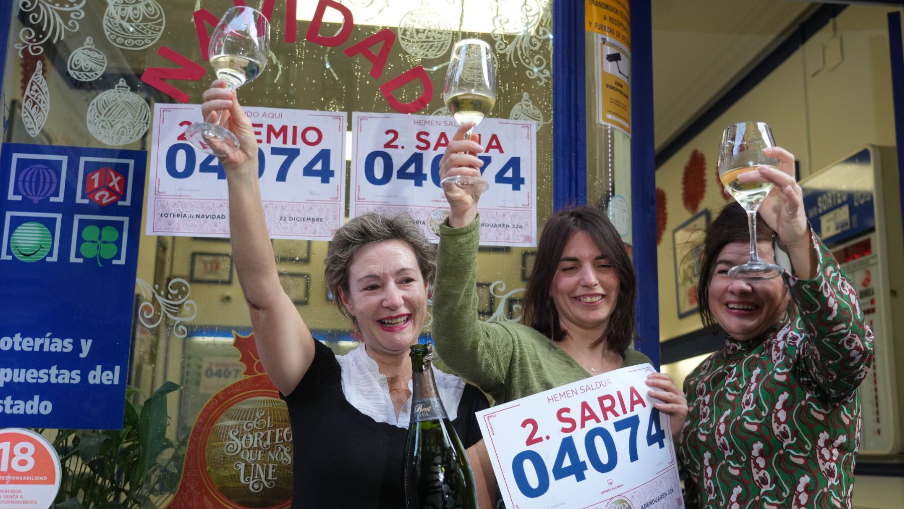 Tres agraciadas con el segundo premio de la lotería. (Foto: Ep)