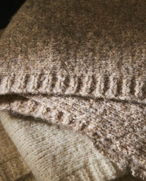Zara Home tiene la manta más calentita y cómoda para tu sofá