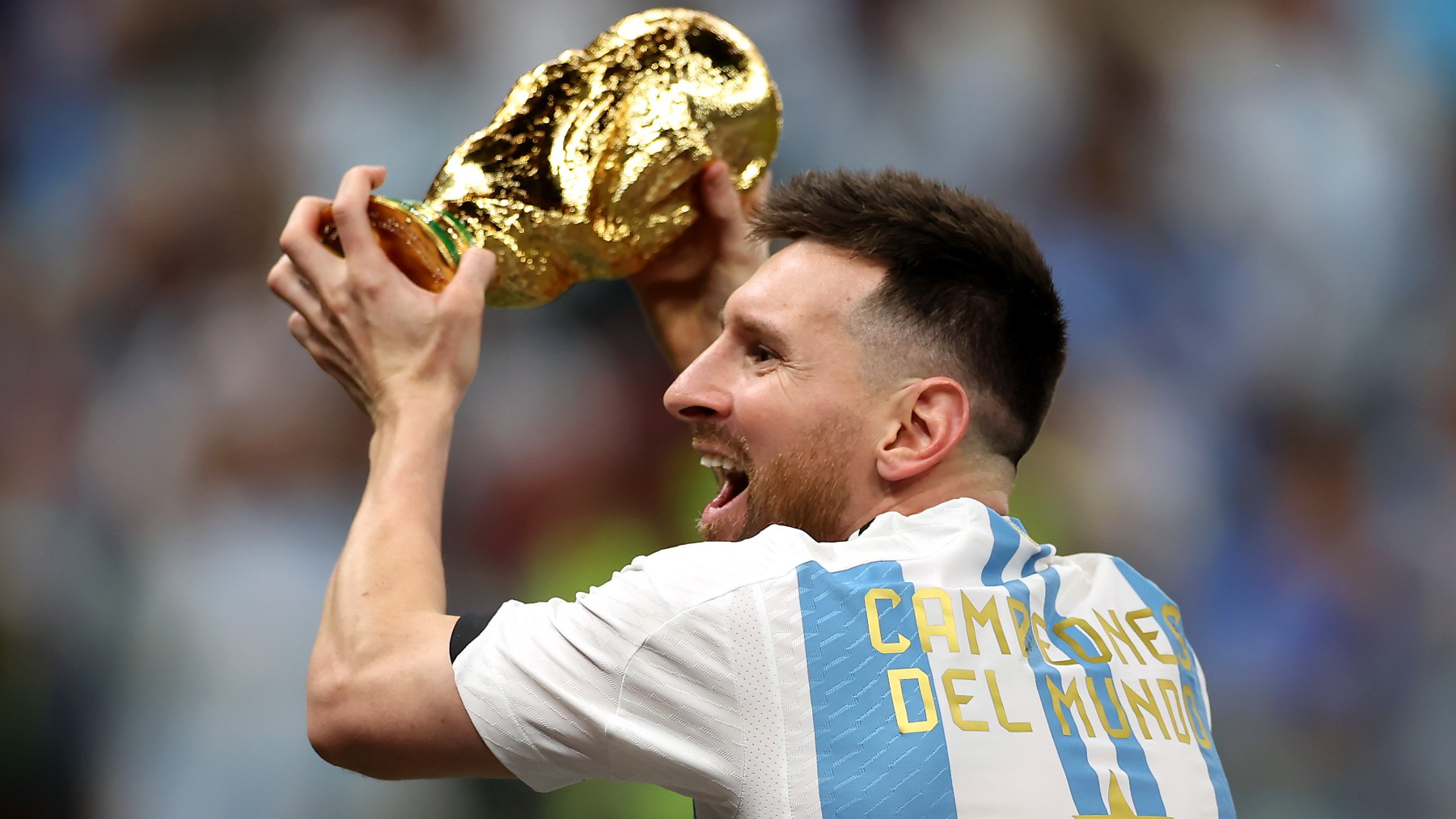 Messi con la Copa del Mundo. (AFP)